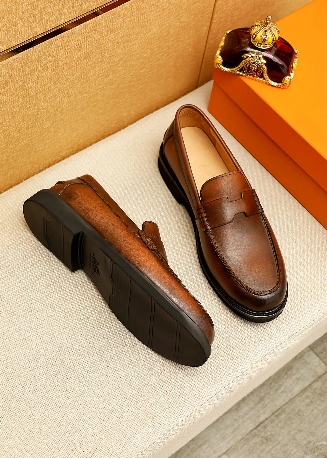 Men's shoes 💰460 💐 Product trademark: HERMES "Hermès" casual leather shoes Regular size: 38-44 (45.46🉑️customized) Product materials: Selected imported first-layer calfskin upper + luxury hardware buckle, imported water-dyed 🐂 cowhide lining. Strong three-dimensional visual effect, foam outsole Color: 4⃣️colors available
